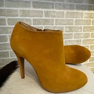 Aldo Yellow suede booties, size 6